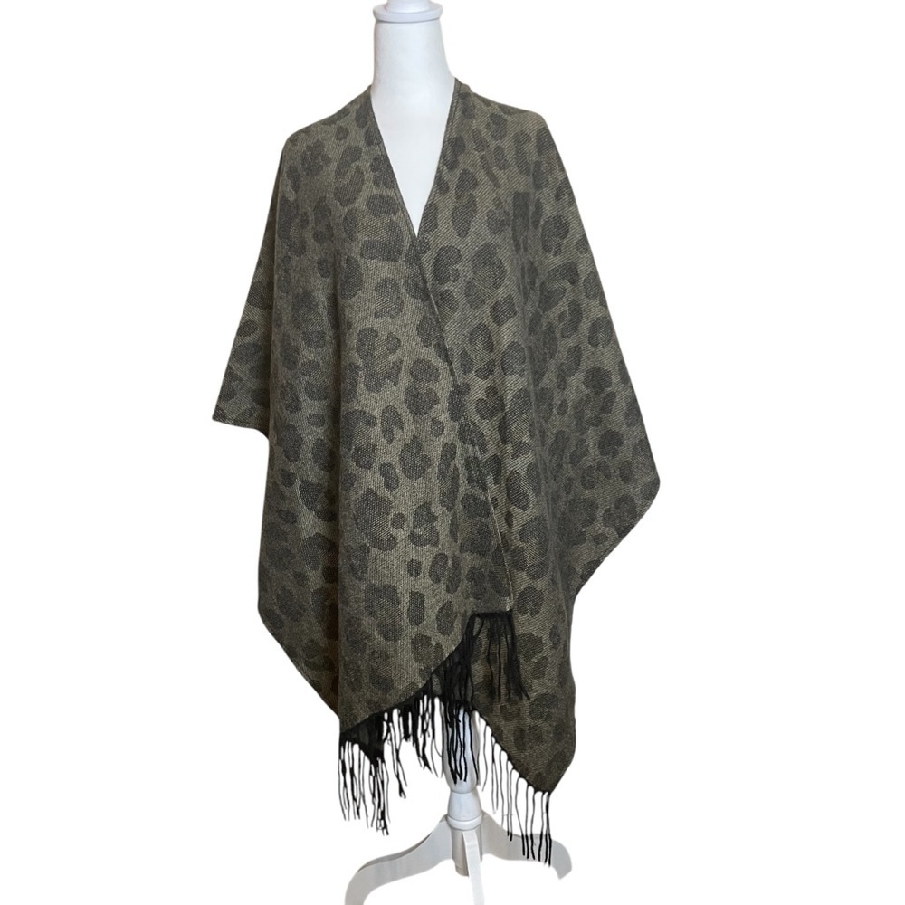 Woolrich One Size Women’s Gray Black Animal Print Shawl Poncho Fringed Soft Warm